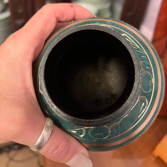 Elinora’s brass and patina, hand carved, polished small pet urn. - Picture 8 of 10